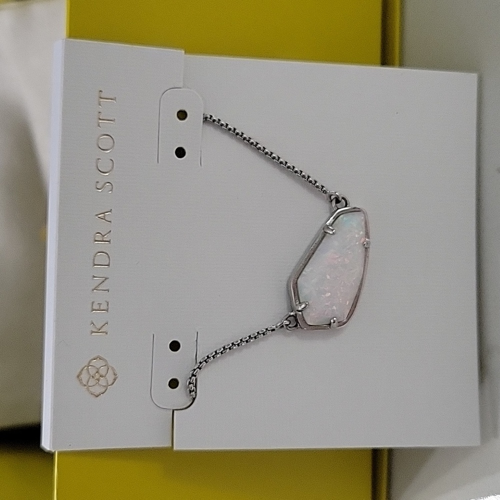 Kendra Scott white Kyocera Opal Cami necklace 😍